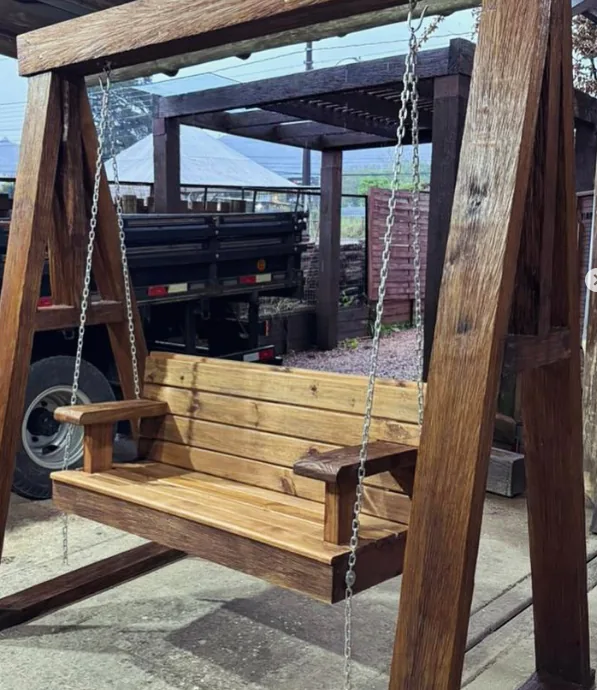 Balanço de madeira tratada com correntes produzido pela Santarém em Porto Alegre