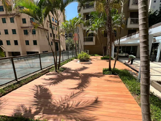 Deck de madeira em área de lazer de condomínio em Porto Alegre
