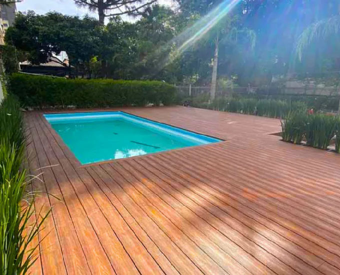 Deck de madeira ao redor de piscina residencial em Porto Alegre