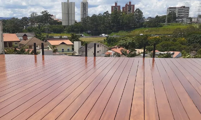 Deck de madeira em área externa elevada executado pela Santarém em Porto Alegre
