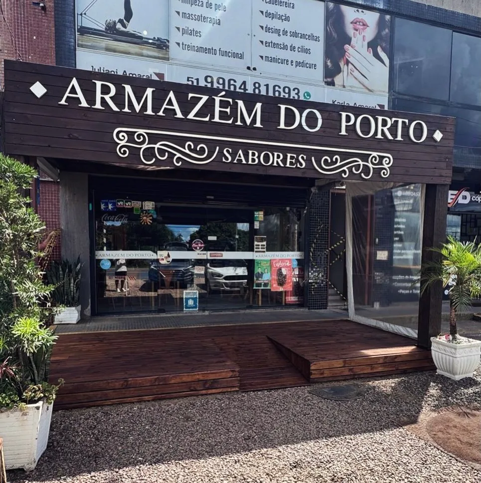 Deck de madeira tratada na entrada de estabelecimento comercial em Porto Alegre